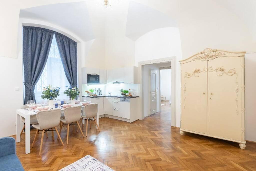 Rose Apartments / Romantic & Cozy / City Center Prága Kültér fotó