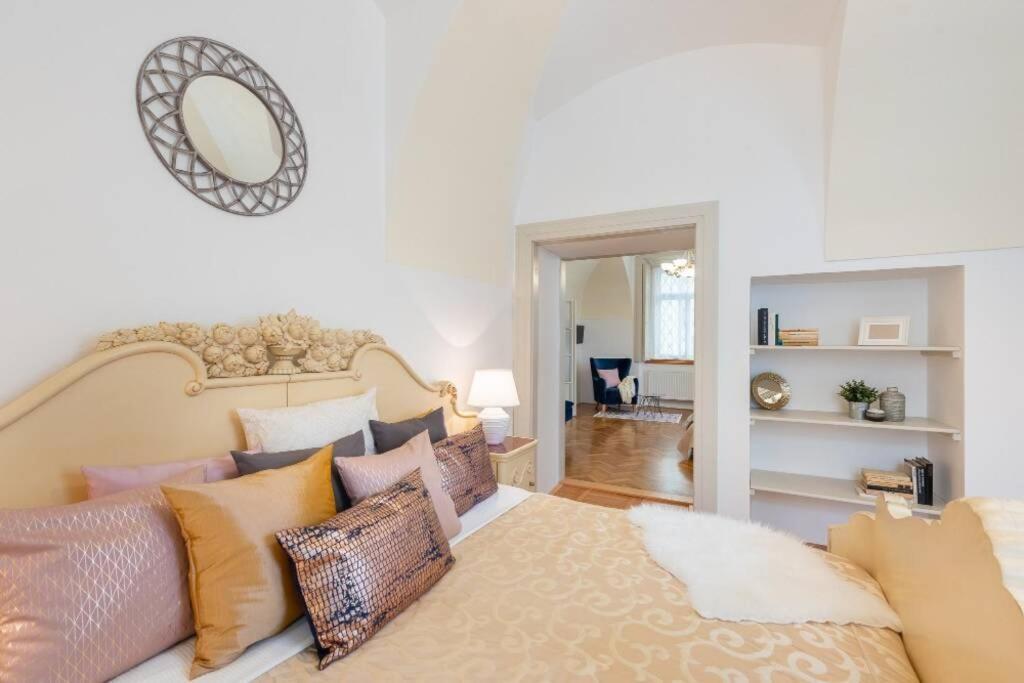 Rose Apartments / Romantic & Cozy / City Center Prága Kültér fotó