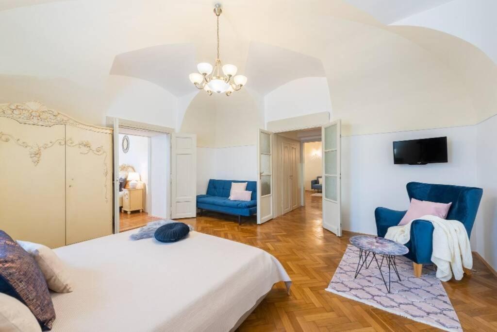 Rose Apartments / Romantic & Cozy / City Center Prága Kültér fotó