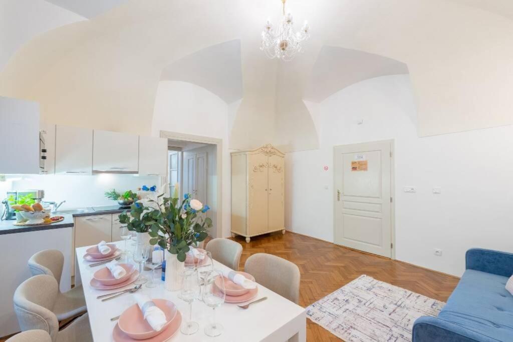 Rose Apartments / Romantic & Cozy / City Center Prága Kültér fotó