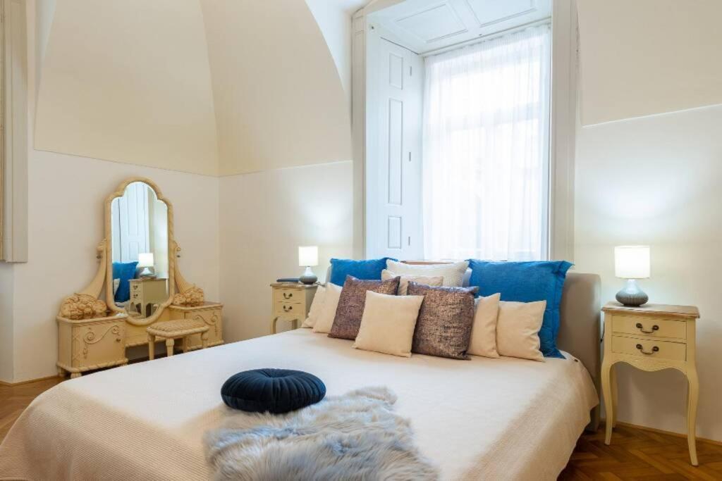 Rose Apartments / Romantic & Cozy / City Center Prága Kültér fotó