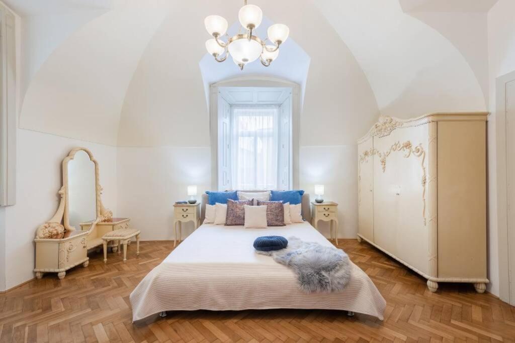 Rose Apartments / Romantic & Cozy / City Center Prága Kültér fotó