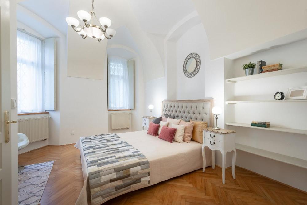 Rose Apartments / Romantic & Cozy / City Center Prága Kültér fotó