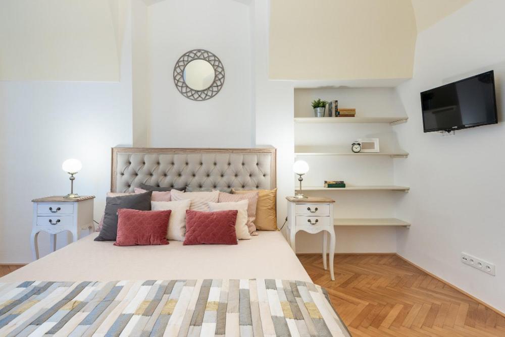 Rose Apartments / Romantic & Cozy / City Center Prága Kültér fotó