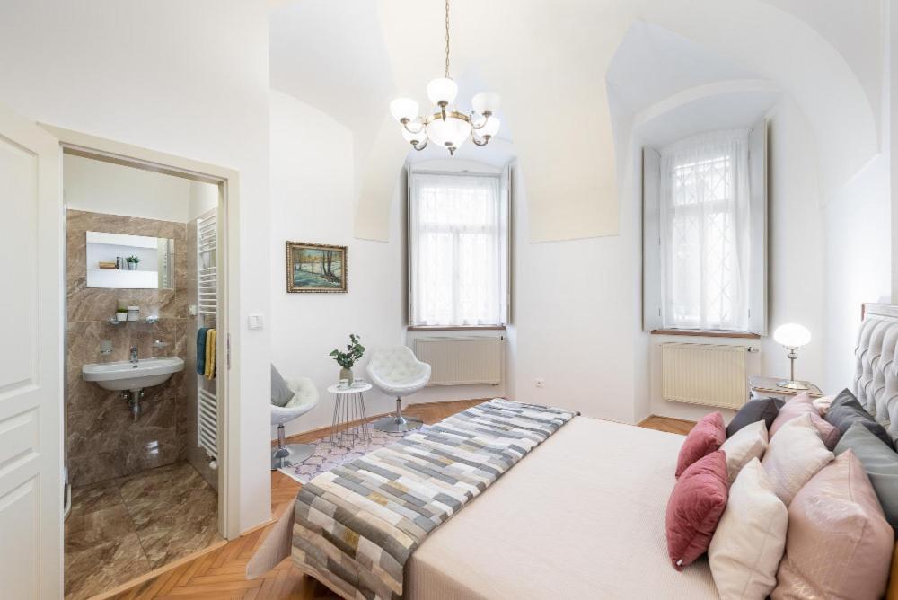 Rose Apartments / Romantic & Cozy / City Center Prága Kültér fotó