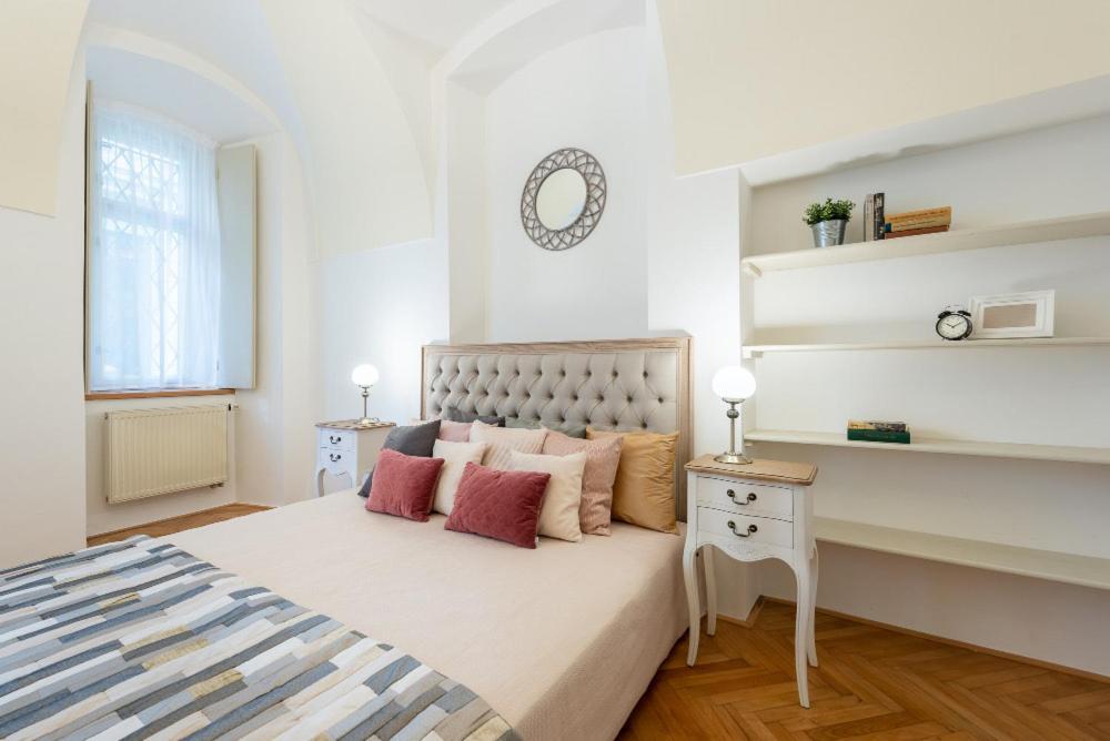 Rose Apartments / Romantic & Cozy / City Center Prága Kültér fotó