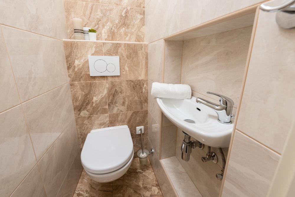 Rose Apartments / Romantic & Cozy / City Center Prága Kültér fotó